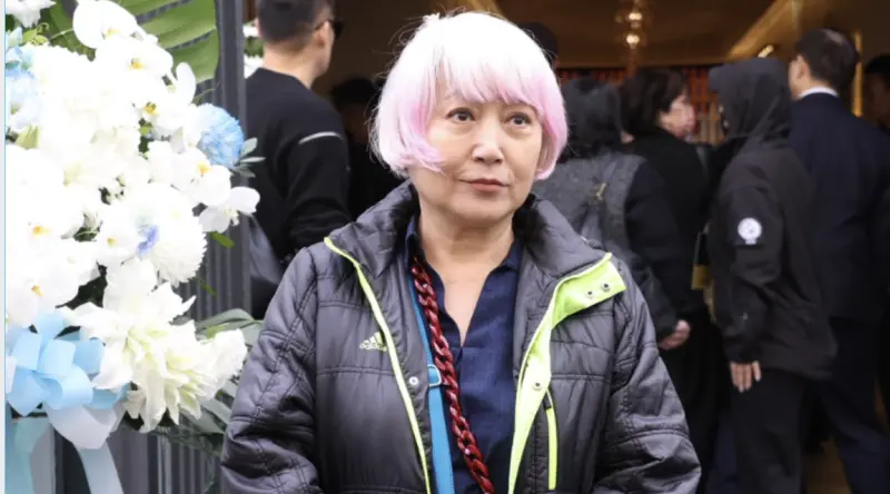 ▲坣娜今年10月14日過世，其追思會《IN LOVING MEMORY》今（14）日舉行，資深藝人包翠英（如圖）抵達會場，感性重提自己也曾罹患大腸癌，「這種東西是一輩子的，說不定下次就是我了，人生很脆弱。」（圖／讀者提供）