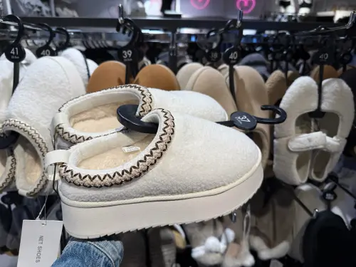 ▲NET「UGG雪靴平替版」今年新出不少款式。（圖／記者蕭涵云攝）