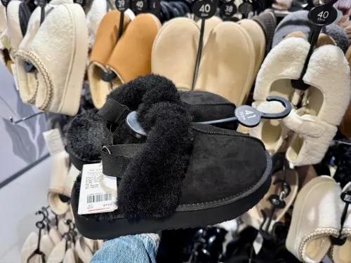 ▲Threads爆紅「毛毛裸跟雪靴」還找得到。（圖／記者蕭涵云攝）