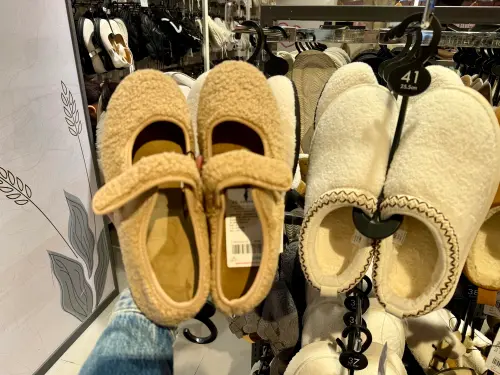 ▲整雙毛毛的瑪莉珍娃娃鞋也有不少人愛。（圖／記者蕭涵云攝）