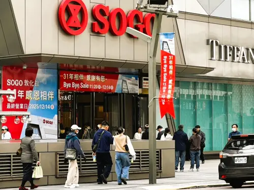 ▲SOGO敦化館最後一個營業日，開門營業前已有10多名顧客排隊等待進場。（圖／記者張勵德攝）