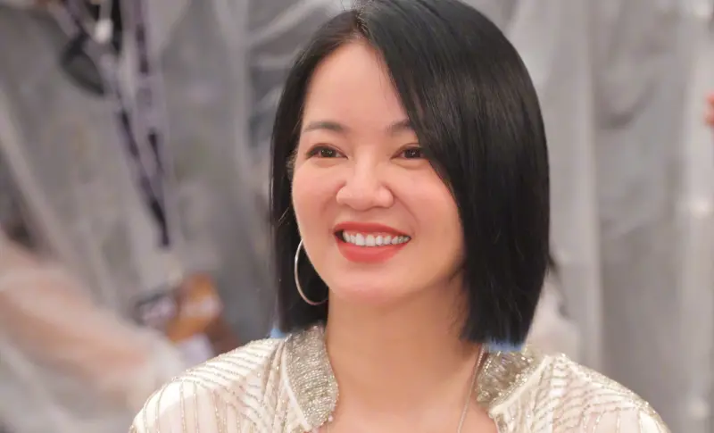 ▲阿雅（如圖）2014年時帶球嫁給「轉世活佛」竹慶本樂仁波切，如今11年過去，阿雅近日罕提夫妻私下相處，害羞表示老公會寫卡片給她，也經常擁抱她。（圖／微博＠阿雅）