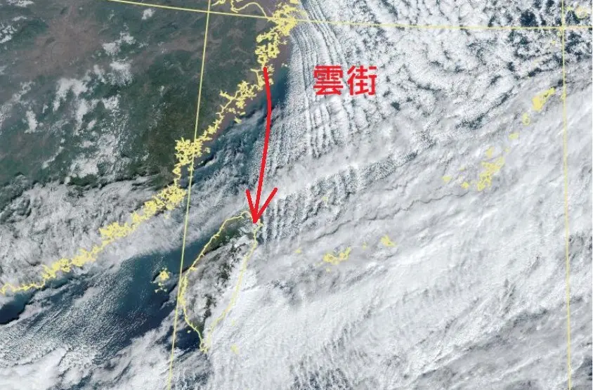 ▲台灣附近出現排列與風向平行的「雲街」，冷空氣不斷朝台灣輸送，乾冷的環境讓低溫加劇。（圖／鄭明典臉書）