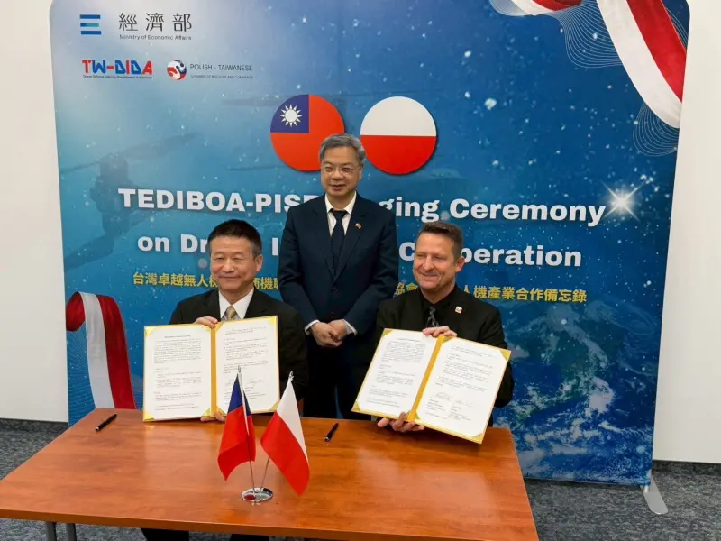 ▲龔明鑫也見證「台灣無人機海外商機聯盟」（TEDIBOA）與「波蘭無人機商會」（PISB）簽署合作備忘錄（MOU）。（圖／經濟部提供）