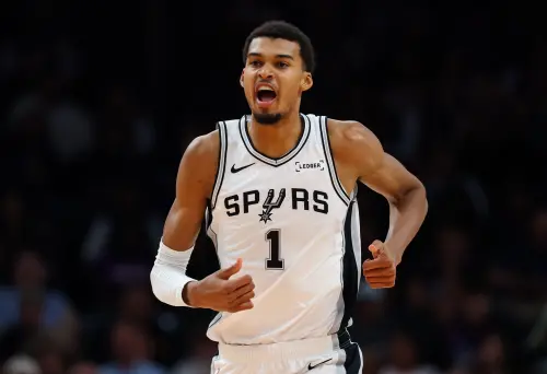 ▲聖安東尼奧馬刺球星溫班亞馬（Victor Wembanyama）傷癒復出改以替補上陣，在決勝節關鍵時刻貢獻重要得分，率隊終結雷霆的16連勝，成功殺進NBA盃冠軍戰。（圖／美聯社／達志影像）