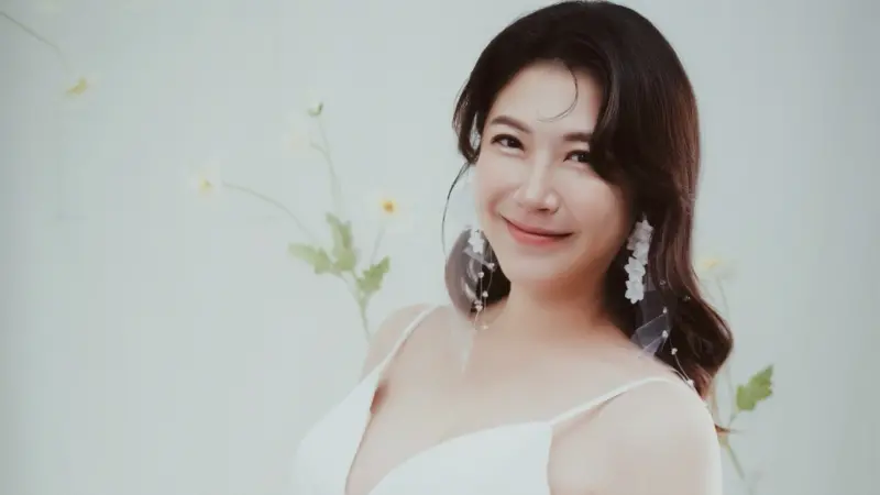 ▲主播鄭亦真（如圖）入行20年因懷孕宣布將暫別主播台，今（14）日晚間6點將會是她最後一次播報，並公開孕婦寫真。（圖／wedding 21韓式婚紗攝影）