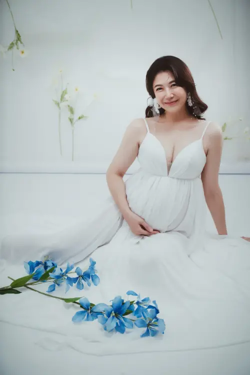 ▲主播鄭亦真（如圖）入行20年因懷孕宣布將暫別主播台，今（14）日晚間6點將會是她最後一次播報，並公開孕婦寫真。（圖／wedding 21韓式婚紗攝影）