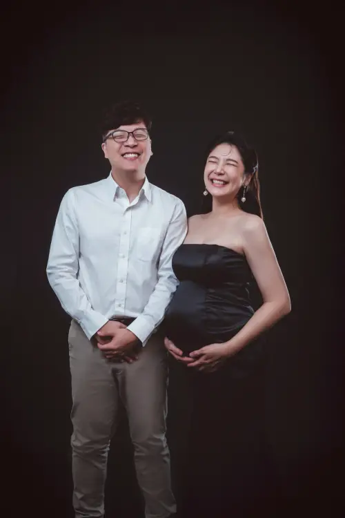 ▲鄭亦真（圖右）與老公一邊期待，一邊準備迎戰新手爸媽的「免睡店」，每天看著肚子變大，都更期待寶寶的誕生。（圖／wedding 21韓式婚紗攝影）