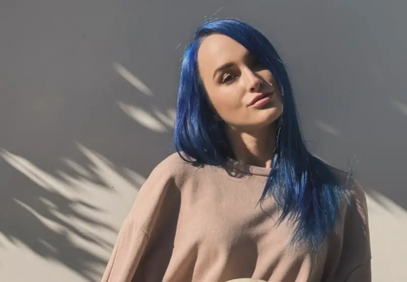 ▲曾和天團「一世代」(One Direction)一起演出的女歌手卡姆林馬格尼斯（如圖）驚傳離世，得年26歲。（圖／＠camrynrocks IG）