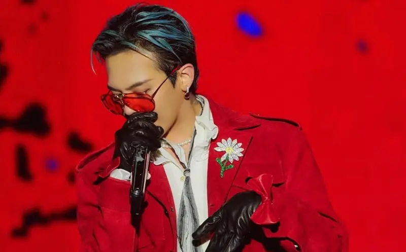 ▲GD（如圖）近期頻頻遭韓媒、韓國網友質疑唱腔怪異。GD 12日在首爾開唱時回應，自己唱了19年才冒出爭議，他也很驚訝，如果大家真的不喜歡那就算了，也沒關係。（圖／GD IG@xxxibgdrgn）