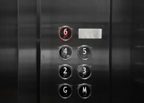 公寓加裝電梯他擋1年！蓋好反悔想補錢遭拒　老翁氣炸竟怒告住戶