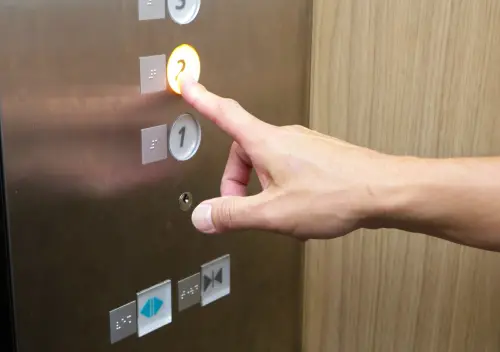 ▲有住戶認為老翁是「坐享其成」，不願意讓老翁使用電梯。（圖／取自photoAC）