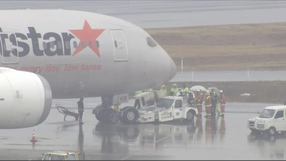 成田機場傳火警！航機拖車起火「車體焦黑」花40分撲滅 航班延誤