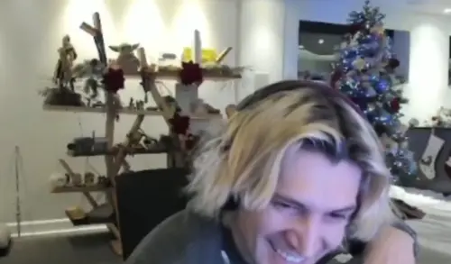 ▲知名網紅xQc也在實況上看完事件起因之後，犀利點評卻引發VT圈不滿反撲。（圖／YouTube@xQc）