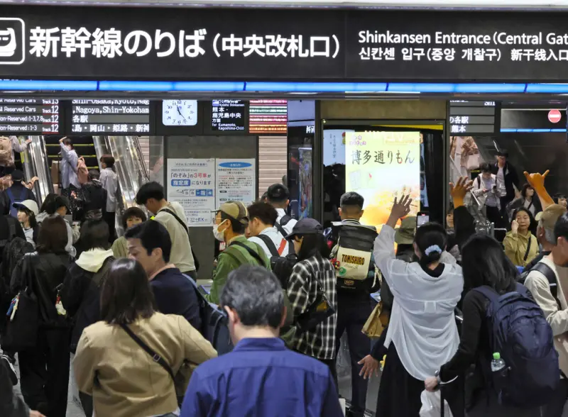 ▲由於中國遊客赴日需求降低，日本飯店透過特價吸引韓國遊客，小城市甚至預約量成長500%。示意圖，圖為日本新幹線車站擠滿旅客。（圖／美聯社／達志影像）