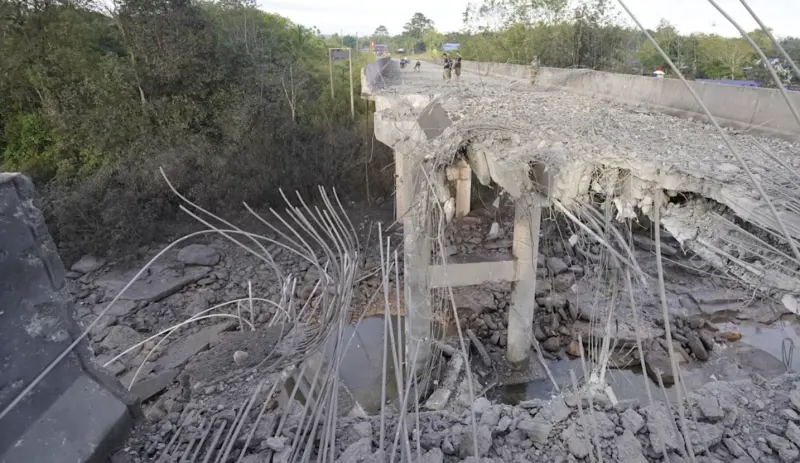 ▲泰國空軍出動F-16戰機，對柬埔寨境內一座被指為軍事後勤要道的橋梁發動空襲。（圖／翻攝自臉書）