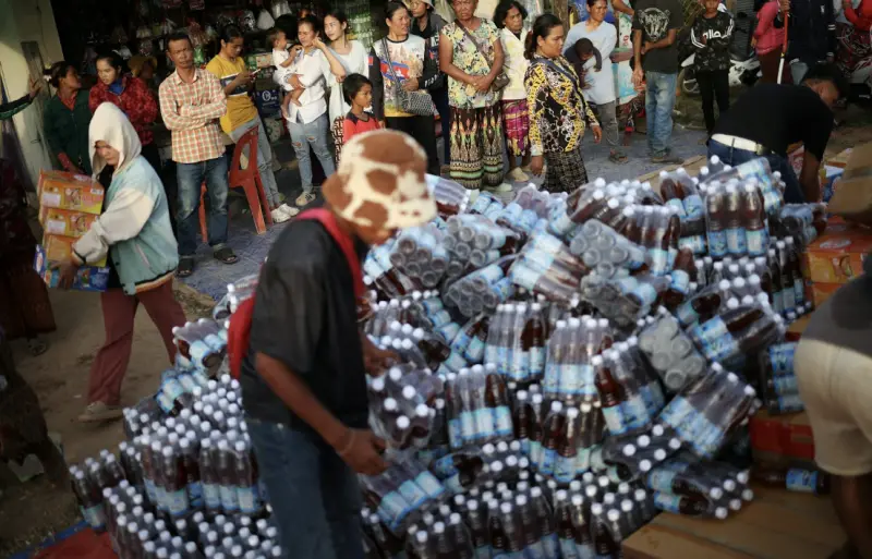 ▲泰柬邊境衝突持續升溫，圖為柬埔寨班迭棉吉省歐克羅夫縣的沃波索萬納拉姆難民營，民眾排隊等候領取救援物資。（圖／路透社／達志影像）