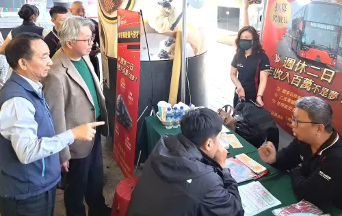 ▲公路局副局長周廷彰(左2)由高雄市區監理所所長劉育麟(左1)陪同巡視徵才活動的情形。(圖／高雄市區監理所提供)