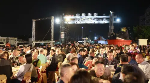 ▲高雄海味大海開吃－高雄大鮪魷秋季活動，吸引許多民眾一起品嚐最新鮮、最頂級的遠洋海味。(圖／高雄市政府海洋局提供)