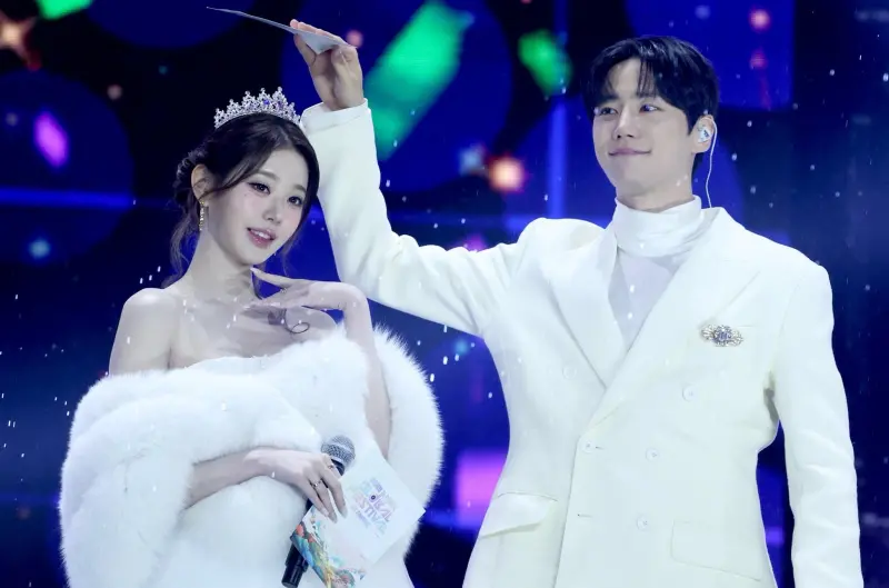 ▲李濬榮（右）在昨（13）日連續2天與張員瑛（左）主持在日本舉行的《Music Bank》，不料中途下小雨，李濬榮直接伸手幫張員瑛擋雨，畫面超浪漫，影片在海內外瘋傳，被網友笑說連張員瑛都融化，粉絲也心動喊：「太犯規」。（圖／X@by_jun97）