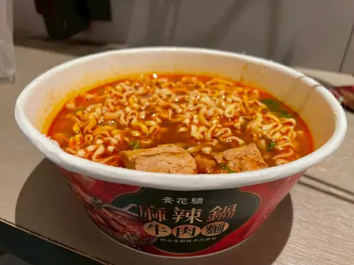 ▲「青花驕麻辣鍋牛肉麵」神還原麻辣鍋，豆腐、肉塊都吃得到，今年初在社群平台爆紅，引發許多老饕瘋搶。（圖／記者陳雅雲攝）