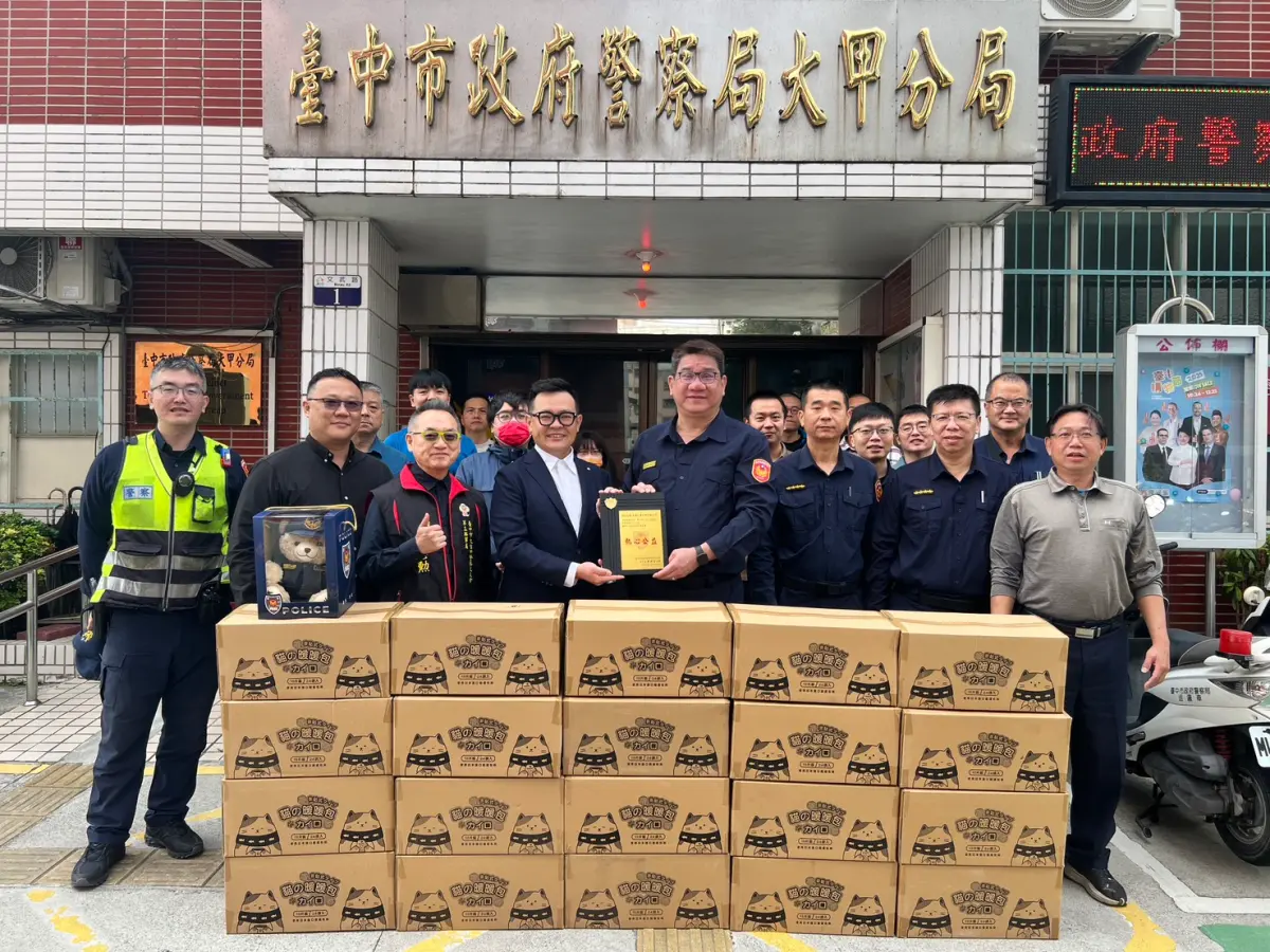 ▲台中氣溫明顯驟降，清海化工副總經理張仕杰體恤員警頂著刺骨低溫執勤，慷慨捐贈暖暖包一批。（圖／市警局提供）