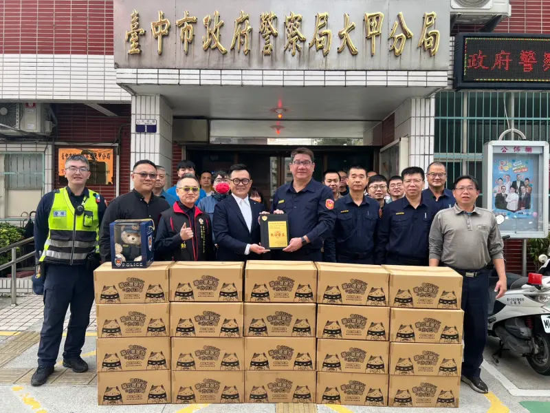 ▲台中氣溫明顯驟降，清海化工副總經理張仕杰體恤員警頂著刺骨低溫執勤，慷慨捐贈暖暖包一批。（圖／市警局提供）
