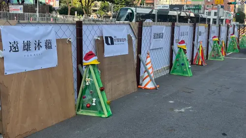 ▲以工地廢棄材料打造耶誕裝置，讓施工現場也能綻放節慶溫度與城市想像。（圖／翻攝畫面）