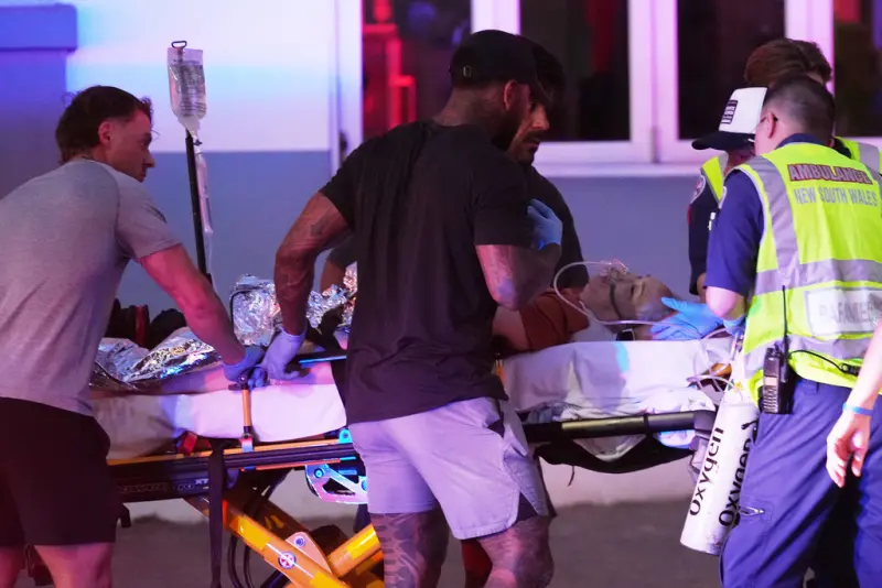 ▲澳洲雪梨邦迪海灘(Bondi Beach)14日發生槍擊事件!兩名槍手下車後在海灘附近開槍。圖為急救人員將傷者抬上救護車。(圖/美聯社/達志影像)