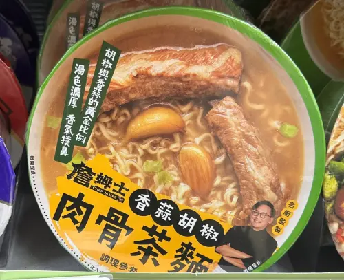 ▲台灣知名主廚詹姆士與味丹聯名推出「香蒜胡椒肉骨茶麵」，從湯頭到肉塊都十分講究，主打以新加坡肉骨茶融合香蒜與胡椒風味。（圖／翻攝Threads）