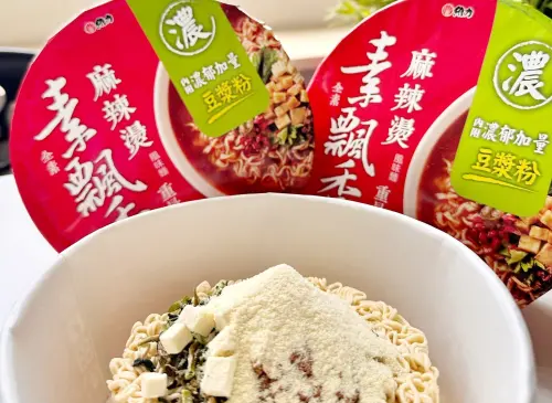 ▲由維力出品的「素飄香麻辣燙」結合創意吃法，推出「附加豆漿粉版本」的麻辣燙泡麵。（圖／維力食品臉書）