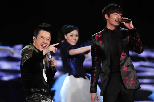 ▲庾澄慶（左）曾與李敏鎬（右）合體獻唱〈情非得已〉。（圖／微博@2014央視春節聯歡晚會）