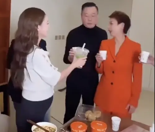 ▲Mandy懷孕後肚子變得相當大。（圖／翻攝自微博）