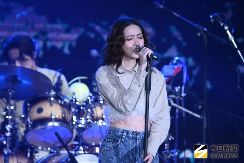 ▲新北歡樂耶誕城「巨星耶誕演唱會」今（14）日由告五人擔任開場，主唱犬青（如圖）不畏低溫，露出一截小蠻腰性感開唱。（圖／記者林柏年攝影）