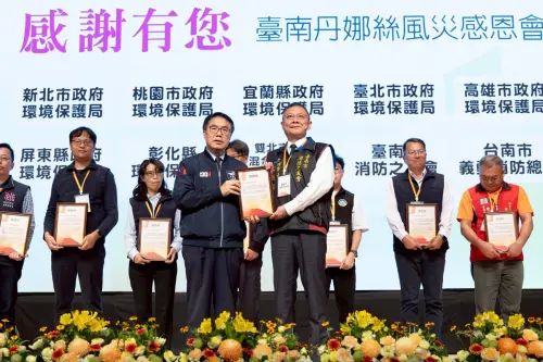 ▲ 台南市政府感恩會邀請多個單位代表上台受獎，肯定企業、宗教團體與民間力量、市議會及市府團隊在災後復原中的關鍵角色。（圖／南市府提供）