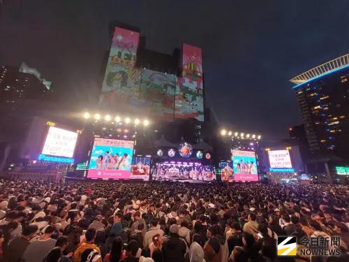 ▲「巨星耶誕演唱會」今晚湧入上萬人。（圖／記者林柏年攝影）
