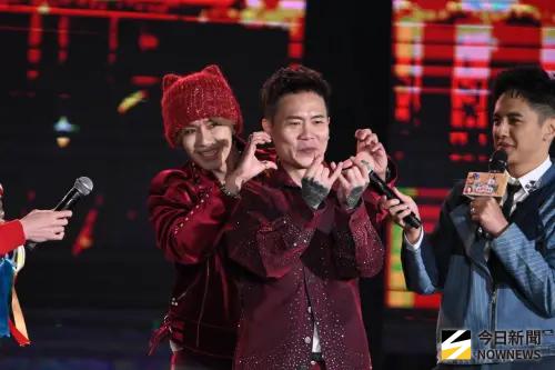 ▲由鼓鼓（後）、蕭秉治（前）組成的「GX」強勢登場，帶來團體年度暖心新曲〈超人披風〉以及經典人氣歌曲〈射手〉。（圖／記者林柏年攝影）