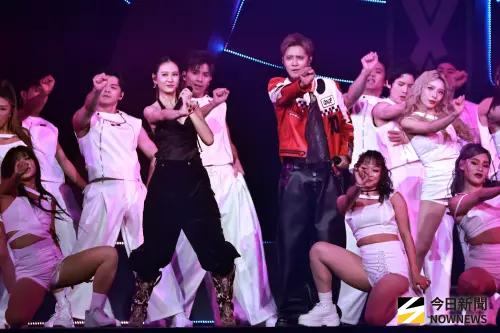 ▲安心亞（前排左）今晚和羅志祥（前排右）合體唱跳〈靚仔〉，全場觀眾暴動。（圖／記者吳翊緁攝影）