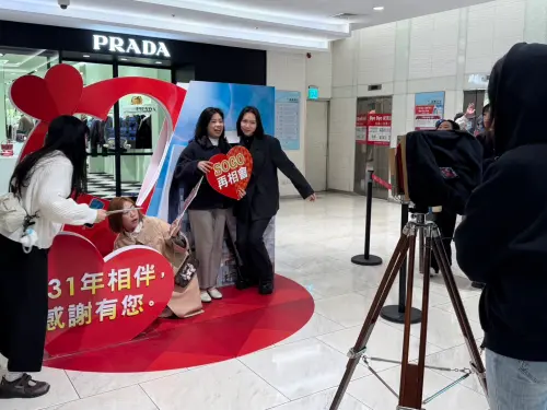 ▲民眾排隊與SOGO「31年相伴，感謝有您」愛心框合影。（圖／記者蕭涵云攝）
