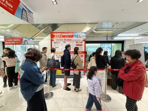 ▲不少民眾排隊等待領取特製紀念磁鐵。（圖／記者蕭涵云攝）