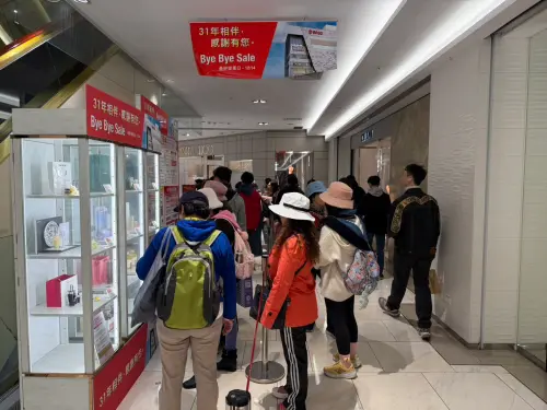 ▲依依不捨的民眾，都還在SOGO敦化館內走走晃晃，捨不得走。（圖／記者蕭涵云攝）