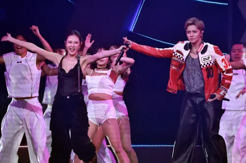 ▲安心亞（前排左）今（14）日晚間擔任羅志祥（前排右）演唱會特別來賓，是全場的焦點。（圖／記者吳翊緁攝影）