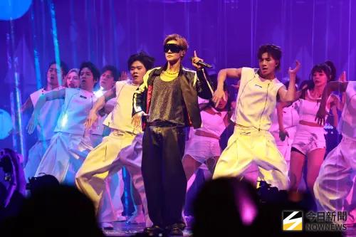 ▲羅志祥（如圖）今（14）日晚間在台北小巨蛋開唱，霸氣送手機給粉絲，演唱會瞬間變尾牙，他表示愛就是雙向奔赴，粉絲支持他，他也用力對粉絲好。（圖／記者吳翊緁攝影）