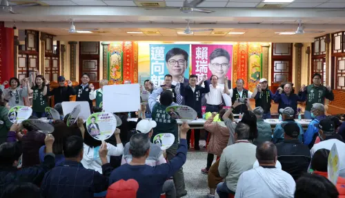 ▲ 立法委員賴瑞隆今天在茄萣區舉辦「來呦！隆作伙」說明會。立委邱志偉、李柏毅、資深媒體人王瑞德及多位市議員、市議員參選人、里長均到場力挺。（圖／立委賴瑞隆辦公室提供）