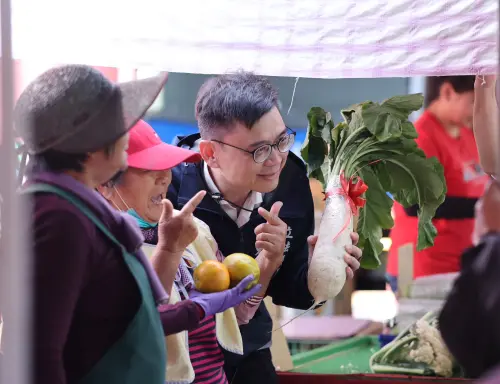 ▲ 賴瑞隆前往肉豆公市場，由資深媒體人王瑞德、前立法委員郭玟成、高雄市議員黃彥毓等人陪同，和攤商及採買的市民朋友親切問候，現場互動熱絡，氣氛溫暖，也展現出賴瑞隆持續勤走基層的士氣與決心。（圖／立委賴瑞隆辦公室提供）