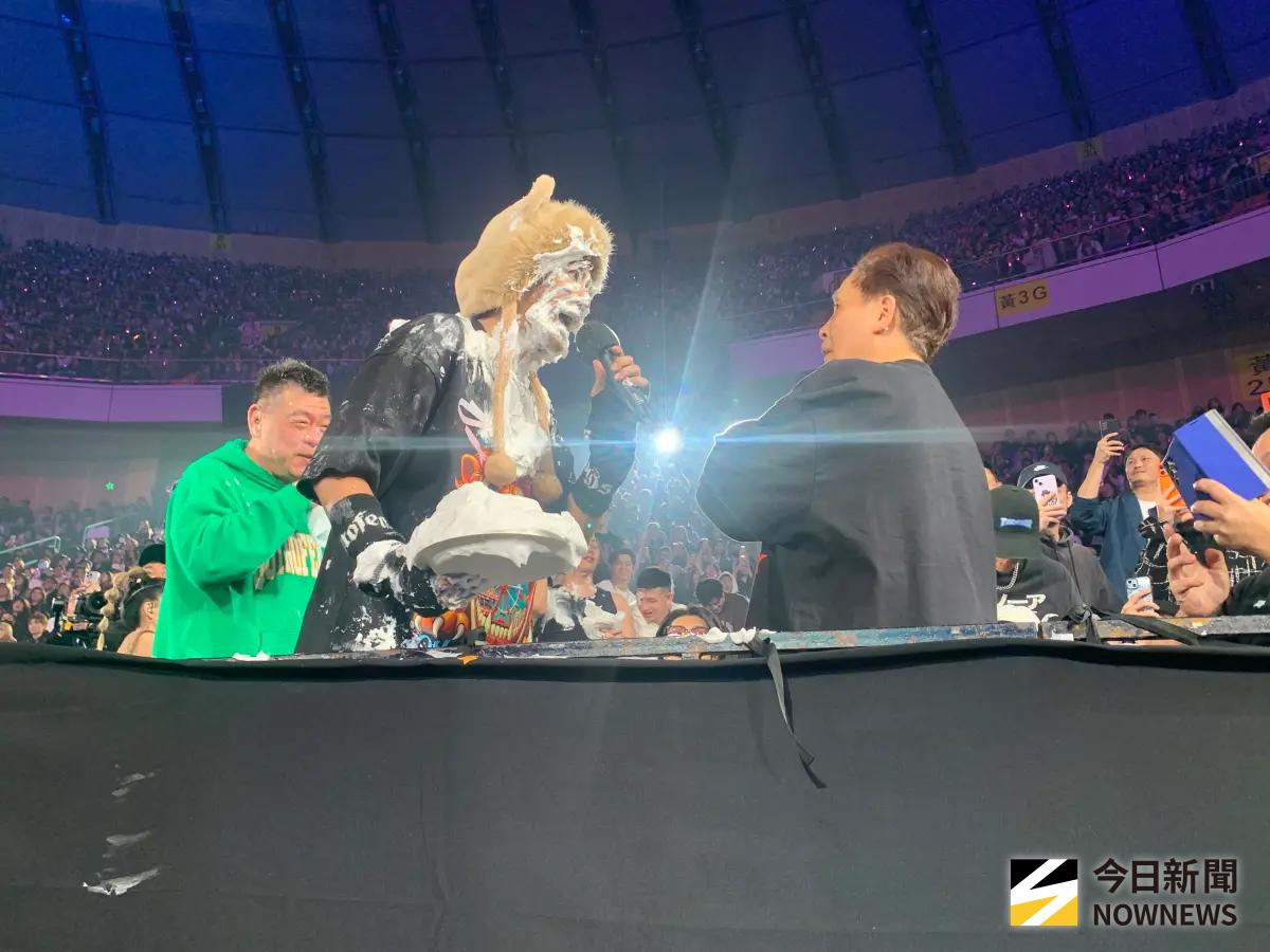 羅志祥演唱會變砸派派對！羅媽媽大喊我不要 下秒往兒子臉上砸