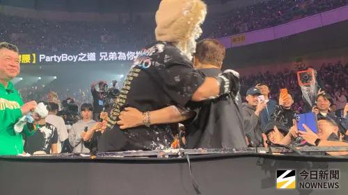 ▲砸完派後，羅志祥（中）給羅媽媽（右）一個溫暖擁抱。（圖／記者李欣恬攝影）