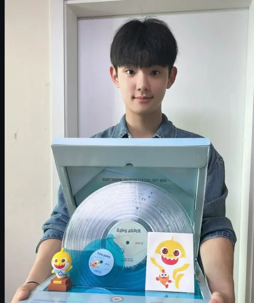 ▲geonroung被稱作Baby Shark Boy，今年18歲時還收到了Baby Shark的黑膠唱片禮物盒。（圖／Youtube@Pinkfong）