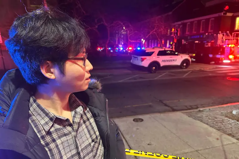    ▲▲美國東北部羅德島州常春藤聯盟名校布朗大學（Brown University）校園13日晚間傳出槍擊事件，造成2死9傷，槍手在14日凌晨遭逮捕。圖為台灣學生簡江恆（Chiangheng Chien）在校內調查現場附近。（圖／美聯社／達志影像）  