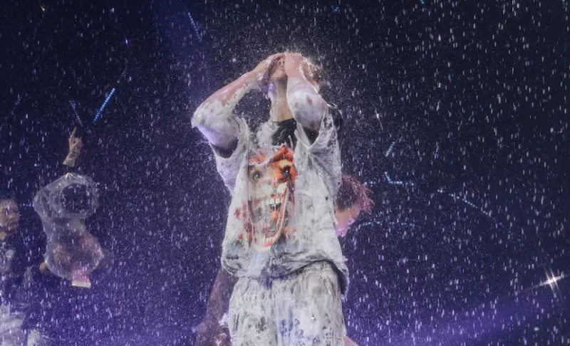 ▲羅志祥今（14）日晚間在小巨蛋唱歌，最後大玩砸派派對，慘遭泡沫封住口鼻，一度喊卡擦臉。最後水舞台啟動，他乾脆直接在台上沖澡，濕身大秀腹肌還撩粉問：「要不要一起洗？」（圖／寬宏藝術＆華納音樂提供）